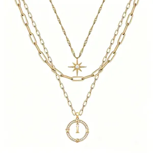 Elegante set di collana multistrato color oro con ciondoli a stella e bussola chic.