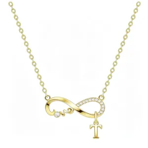 Dettaglio della collana con infinito dorato con diamante e ciondolo lettera T accessorio moda.
