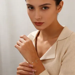 Goldene Kleeblatt Herz Bettelarmband filigrane Anfangsbuchstabe Schmuck fur Damen