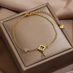 Goldfarbenes Kleeblatt Buchstabe A Armband mit Zirkon Herz zarter Schmuck fur Damen.