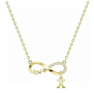 Dettaglio della collana con infinito dorato, cristalli luminosi e ciondolo con lettera X.