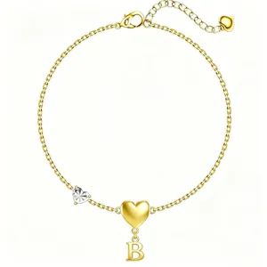 Primo piano dettagliato del bracciale con lettera dorata e ciondolo a cuore brillante.