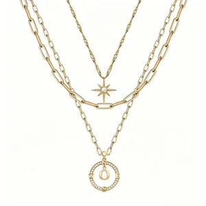 Elegante collana multistrato dorata con ciondolo bussola lettera e stella per donne.