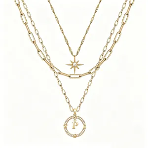 Set di collane d'oro a più strati con pendenti a stella e lettera bussola per le donne.
