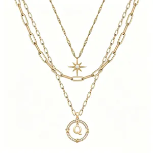 Collana multistrato dorata con ciondolo bussola lettera Q e stella per donna elegante.