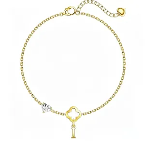 Goldfarbenes Ketten-Detailarmband mit Kleeblatt- und Herz-Anhänger, minimalistisches Accessoire.