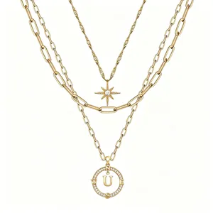 Collana multistrato dorata vintage dettaglio, ciondolo stella bussola e lettera U donna.