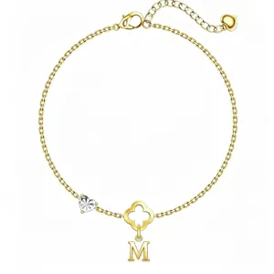 Vergoldetes Initialen M Kleeblatt Armband mit Herz Kristall, elegante filigrane Damenschmuck.