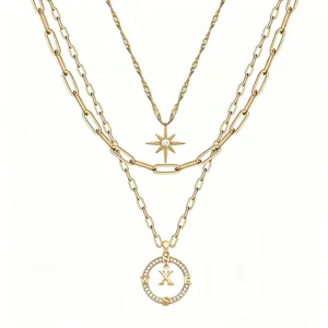 Collana multistrato dorata vintage da donna con stella esagonale e ciondolo bussola decorata.