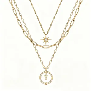 Collana multistrato dorata con ciondolo a forma di stella e lettera bussola da donna chic.