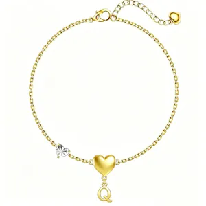Bracciale con ciondolo lettera Q dorata e cuore dettaglio di gioielleria fine per donne