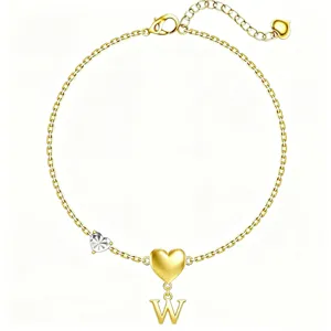 Bracciale minimalista con lettera W dorata e pendente a cuore gioiello da donna chic.