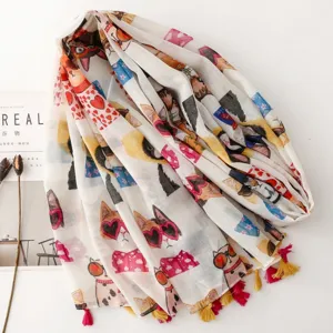 Gros plan détaillé du foulard imprimé chat mignon mettant en valeur les franges douces.
