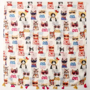 Joli foulard effet lin coton imprimé chat mignon avec pompons colorés accessoire femme été.