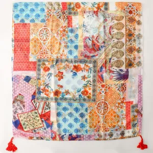 Detailansicht des böhmischen Blumen-Patchwork-Schals mit Vintage-Mustern und roten Quasten.