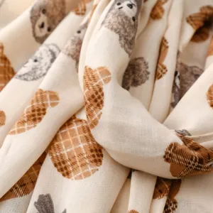 Sciarpa accogliente effetto cotone-lino in primo piano, stampa orso a quadri autunno inverno.