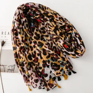 Vue détaillée du foulard élégant à imprimé léopard coloré avec glands délicats.