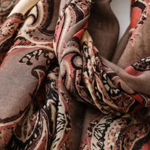 Nahaufnahme des eleganten Retro Paisleymuster Schals mit feiner Textur und Details.