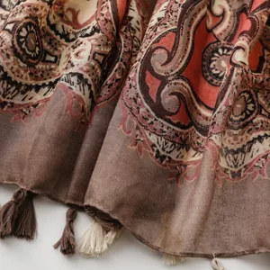 Detailaufnahme Damen Vintage Paisleyschal mit Quasten, ethnischer leichter Schal für alle.