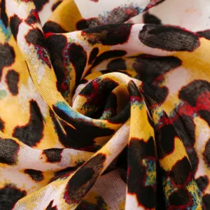 Détail de tissu d'écharpe à imprimé léopard coloré, châle léger et doux pour femmes.