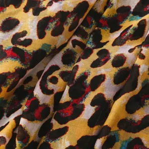 Gros plan détaillé d'un foulard en tissu à imprimé léopard coloré avec une texture douce.