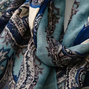 Nahaufnahme des Vintage Paisleymuster Damenschals mit feiner und eleganter Webstruktur.