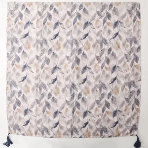 Détail du foulard avec motif de feuilles aquarelle, tissu doux et franges élégantes.