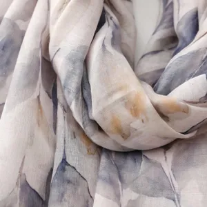 Détail d'écharpe imprimée florale douce, design élégant de feuille aquarelle pour femme.