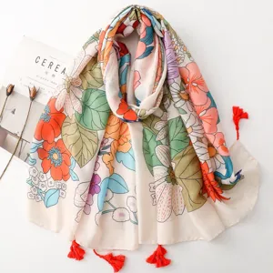 Echarpe imprimee avec pompons, style boho, tissu doux et leger, accessoire elegant.