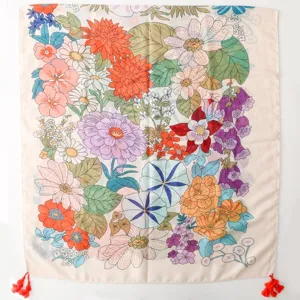 Vue détaillée d'une écharpe à imprimé floral vintage avec fleurs rétro et pompons.