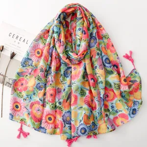 Écharpe à imprimé floral bohème avec délicats pompons roses, idéale vacances et quotidien.