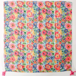 Vue rapprochée du foulard à imprimé floral coloré avec de délicates franges et détails.