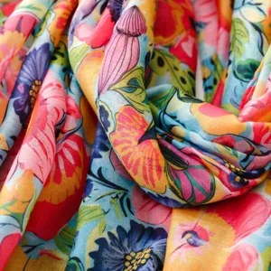 Foulard imprimé floral ethnique vue détaillée, tissu léger et doux pour toutes les saisons.
