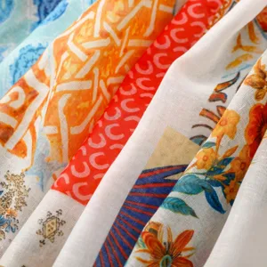 Detailaufnahme eines böhmisch bedruckten Schals mit bunten Mustern und weicher Textur.