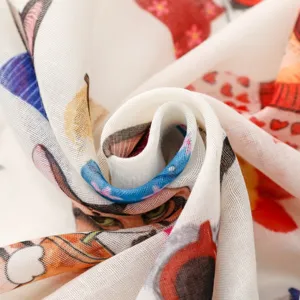Vue détaillée d'écharpe effet coton lin avec impression chat lunettes de soleil accessoire tendance.