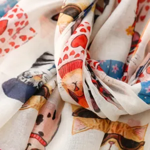 Détail d'écharpe en coton et lin imprimé chat mignon, châle d'été léger et doux foulard.