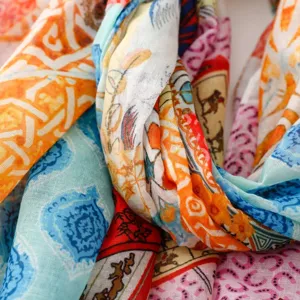 Nahaufnahme eines farbenfrohen, gemusterten Retro Damen Schals mit bunten Prints.
