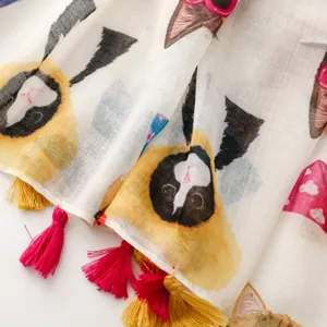 Détail d'écharpe à franges avec motif de chat, tissu doux et design ludique charmant.