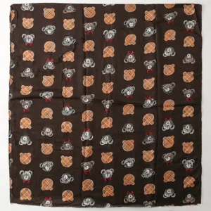 Dettaglio del foulard quadrato donna autunno inverno marrone a quadri con orsetto di peluche.