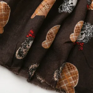 Dettaglio sciarpa stampata cuore orso marrone effetto lino cotone, accessorio invernale.