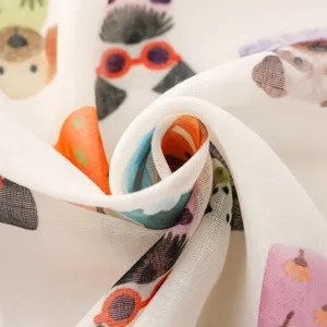 Vue détaillée du foulard imprimé de chien mignon au toucher lin et coton, texture douce.