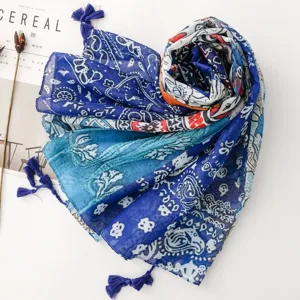 Λεπτομέρεια boho κασκόλ paisley με μπλε φούντες και εντυπωσιακά γεωμετρικά σχέδια.