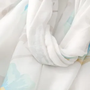 Elegante sciarpa leggera da donna con stampa floreale, tessuto morbido e scialle protettivo.