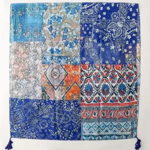 Λεπτομέρεια bohemian patchwork paisley κασκόλ, έθνικ στυλ μπλε φούντα τυπωμένο ύφασμα κοντινό.