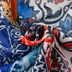 Λεπτομέρεια μαντήλιας bohemian paisley με απαλή υφή υφάσματος και πολύχρωμο εθνοτικό σχέδιο λουλουδιών.