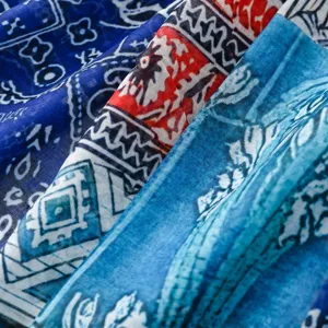 Κοντινή λεπτομέρεια υφάσματος κασκόλ με boho paisley σχέδιο, ζωντανό εθνοτικό στυλ και υφή.