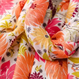 Λεπτομερής όψη πολύχρωμου φουλάρι με floral σχέδιο έθνικ στιλ και υφή λεπτού υφάσματος.