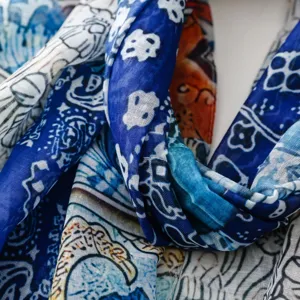 Λεπτομερές κοντινό πλάνο μπλε boho paisley φουλάρι με απαλή υφασμάτινη υφή.