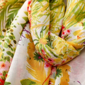 Λεπτομέρεια vintage γυναικείου φουλάρι με floral τύπωμα, ελαφρύ ύφασμα, πολύχρωμο μοτίβο.