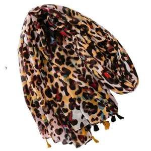 Écharpe imprimé léopard coloré avec franges, accessoire tendance pour protection solaire.